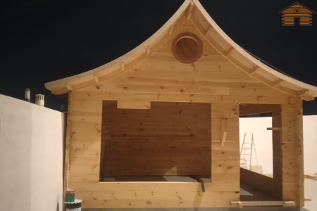 منزل خشبي قيد الإنشاء