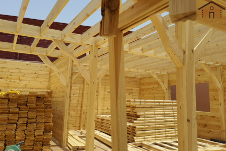 منازل خشبية قيد الإنشاء
