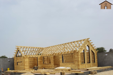 منازل خشبية قيد الإنشاء